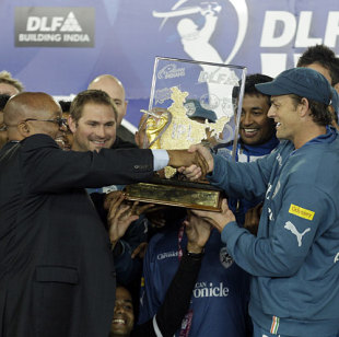 South African president Jacob Zuma hands the Deccan Chargers the IPL trophy, Royal Challengers Bangalore v Deccan Chargers, IPL, final, Johannesburg, May 24, 2009