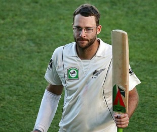 Daniel Vettori remained unbeaten on 100 at stumps, New Zealand v Pakistan, 3rd Test, Napier, 2nd day, December 12, 2009