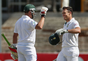 Jacques Kallis congratulates Faf du Plessis on a century on debut, Australia v South Africa, 2nd Test, Adelaide, 5th day, November 26, 2012