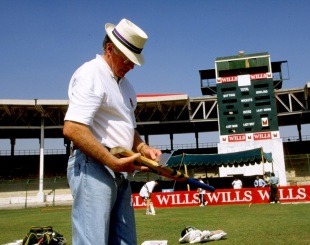 Peter van der Merwe inspects a bat, Karachi, October 1, 1998