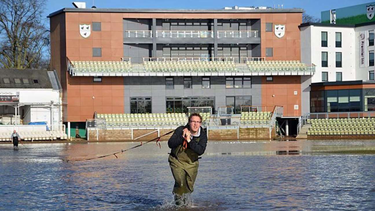 Groundstaff battle the floods at New Road, February 18, 2014