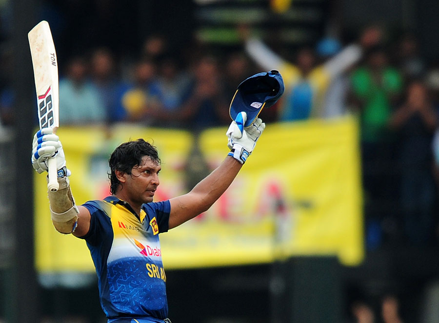 Kumar Sangakkara leaves the field, Sri Lanka v England, 7th ODI, Colombo, December 16, 2014