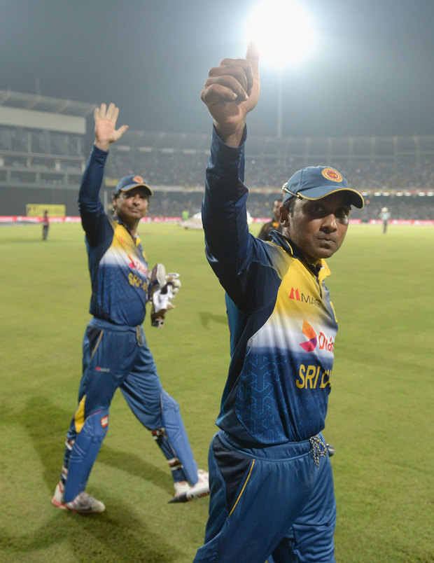 Mahela Jayawardene and Kumar Sangakkara went for a lap of honour, Sri Lanka v England, 7th ODI, Colombo, December 16, 2014