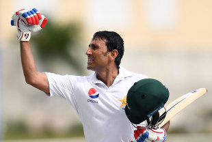 Younis Khan punches the air on reaching 10,000 runs, West Indies v Pakistan, 1st Test, Jamaica, 3rd day, April 23, 2017