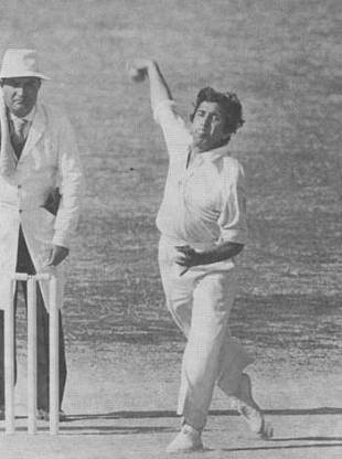 Abdul Qadir bowls during the third Test against England, Pakistan v England, Karachi, January 18, 1978