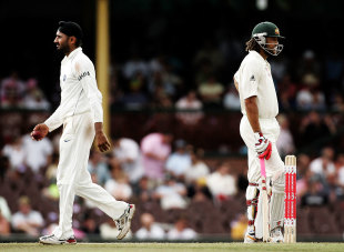 Harbhajan Singh and Andrew Symonds had a quieter day after their third-day confrontation, Australia v India, 2nd Test, Sydney, 4th day, January 5, 2008