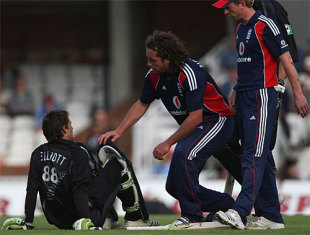 Ryan Sidebottom immediately consults with Grant Elliott after the stumps have been broken, England v New Zealand, 4th ODI, The Oval, June 25, 2008